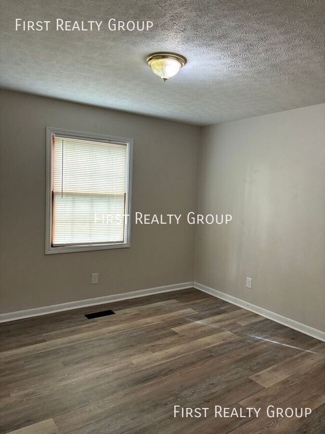 Building Photo - 904 Forest Ave