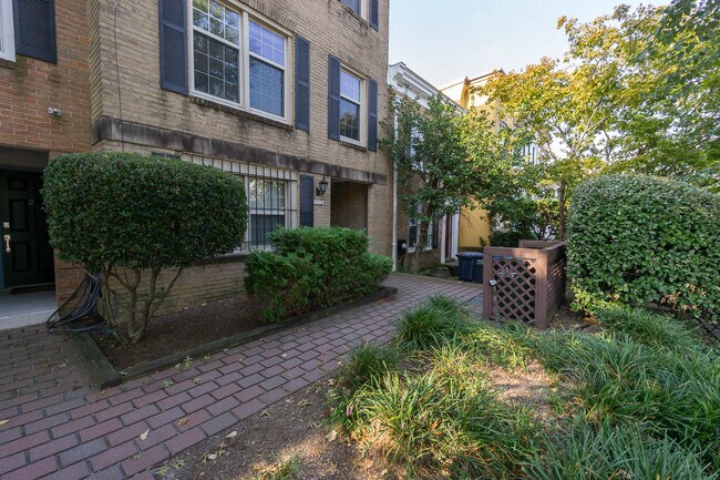 Building Photo - Charming Capitol Hill 1/1 apartment