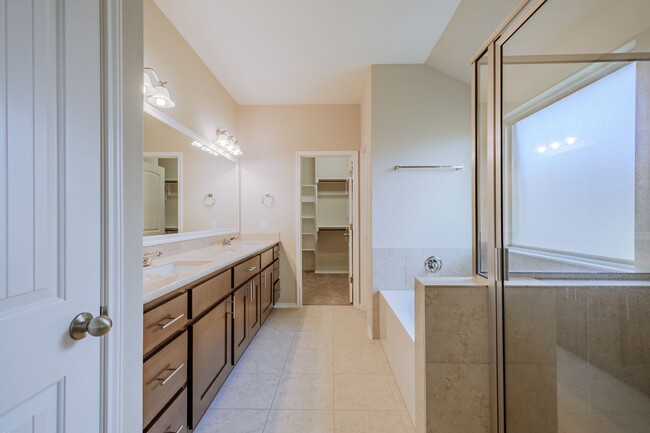 Building Photo - Beautiful & Convenient 3 Bedroom, 2 Bath H...