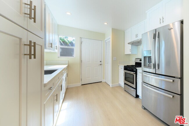 Building Photo - 2718 W 70th St