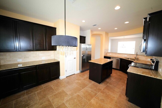 Building Photo - Immaculate rental now available in coveted...