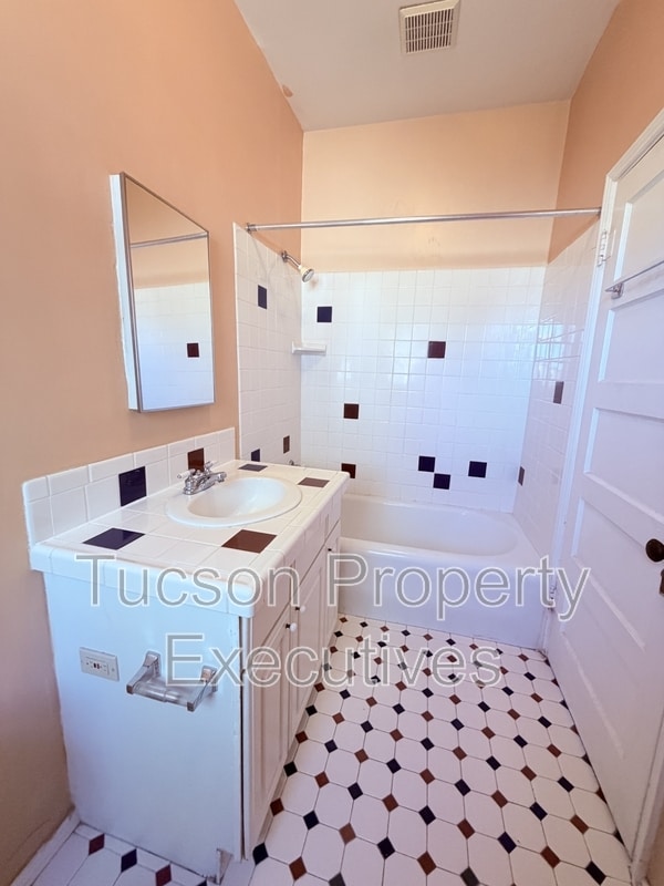 Building Photo - 1222 N Olsen Ave