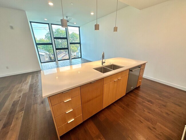 Building Photo - Stunning One bedroom/One bath Condo Locate...