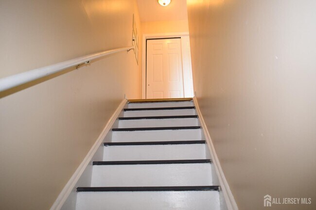 Building Photo - 31 Larch St