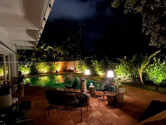 Building Photo - 240 Greenwood Dr