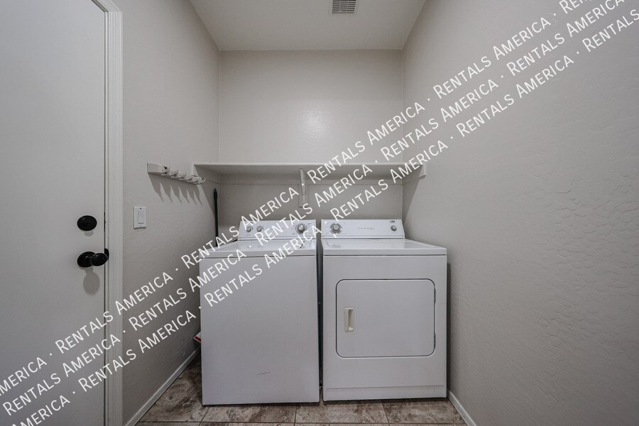 Building Photo - 44388 W Oster Dr