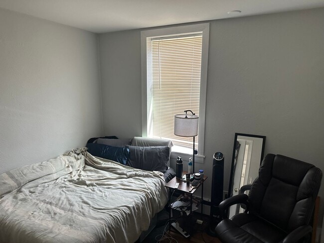 Building Photo - Nicely updated 2 bed in South Boston!  This is a STEAL at this price!