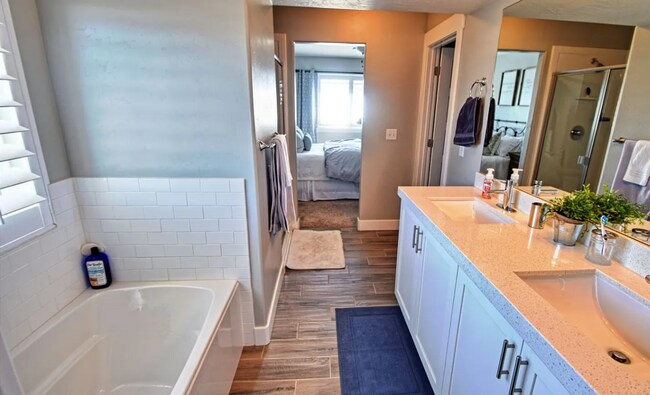 Building Photo - 4 bedroom/2.5 bathroom Townhome in Eagle Mountain