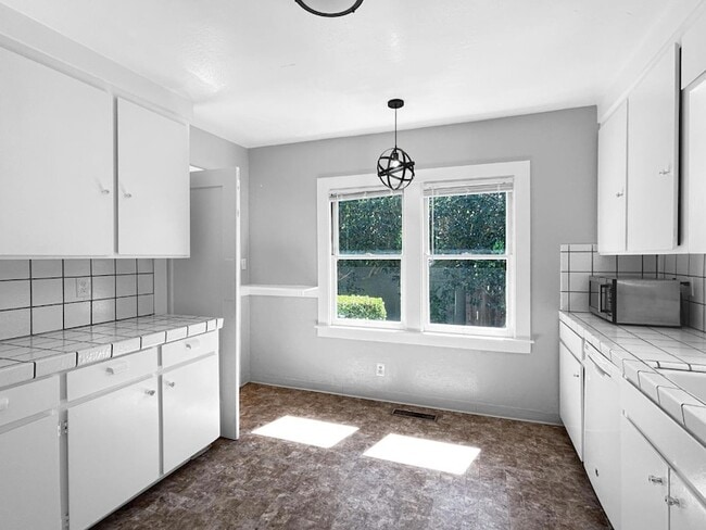 Building Photo - 811 Highland Ave