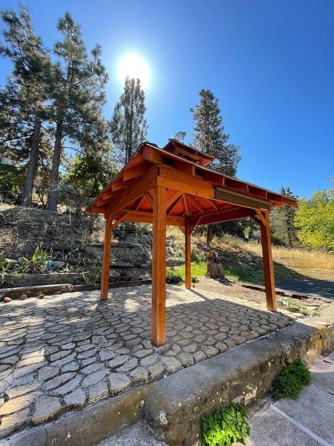 Building Photo - Lakeview 4-Bedroom Home Steps from Moore Park – Updated Throughout! 2.8 miles from Sky Lakes and OIT