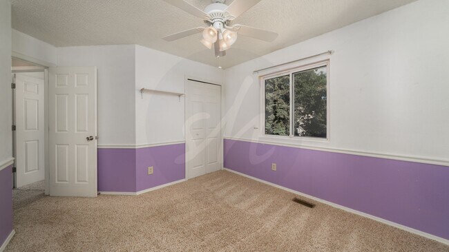 Building Photo - Amazing Fairfax Quad Level 4 bedroom, 3 ba...