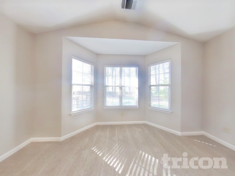 Building Photo - 165 Old Hampton Way