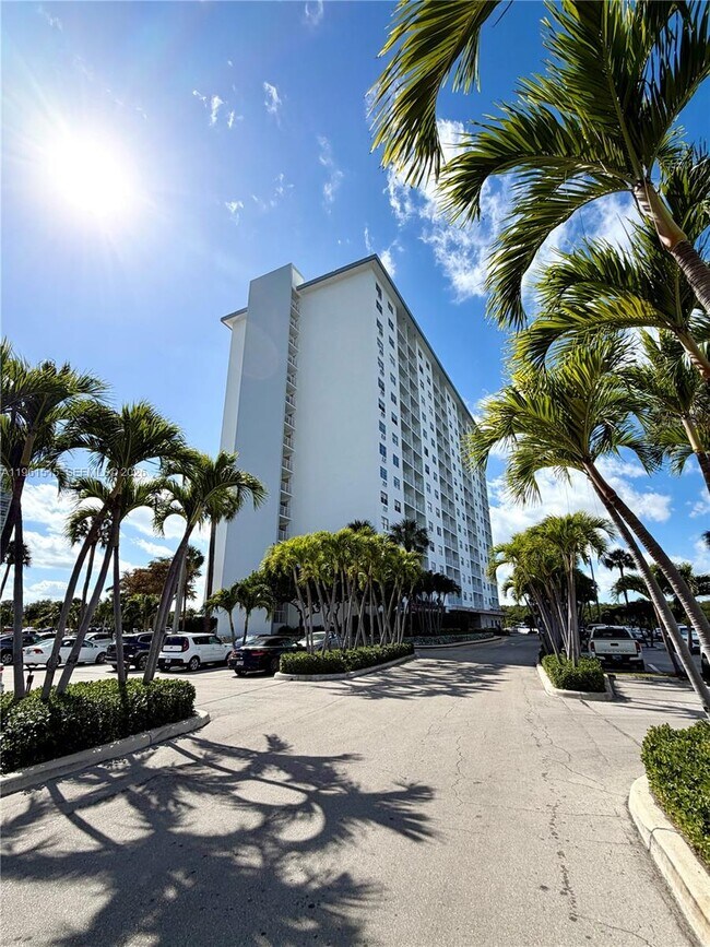 Building Photo - 400 Kings Point Dr