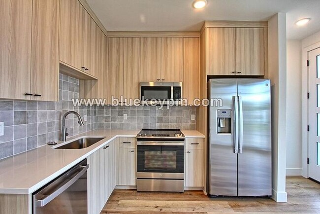 Building Photo - $2050! 2 Bed, 2.5 Bath Townhome in Arbor L...