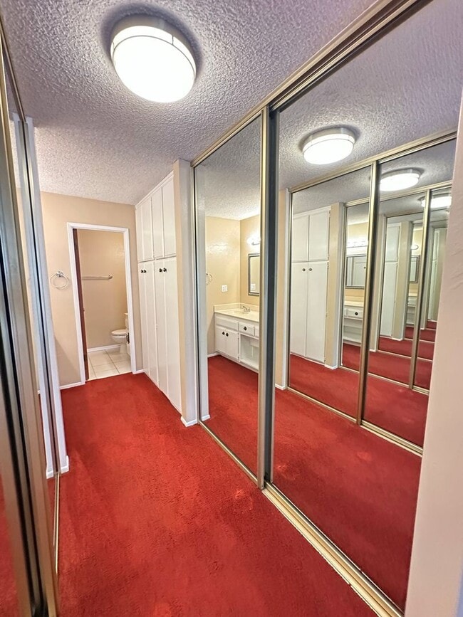 Building Photo - Long Beach 2 bed 2 bath - 2 Car Gar - Gated Community - Great Amenities!