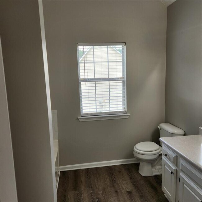 Building Photo - 222 Summer Hill Cir