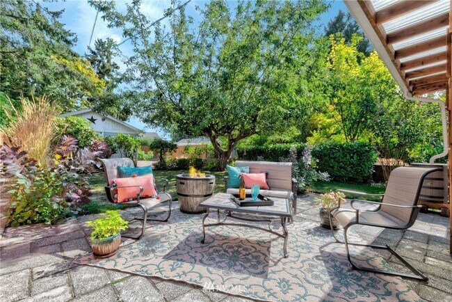 Building Photo - Beautiful Craftsman House with Large Yard and Detached Garage!