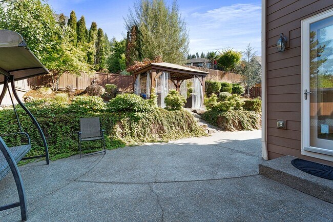 Building Photo - Stunning Large Home with 3 primary bedrooms + Tons of Amenities, Amazing Backyard !