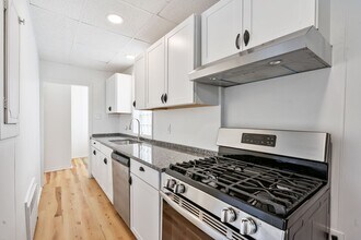 Building Photo - 2 bed 1 bath - newly updated, convenient location, washer/dryer/dishwasher