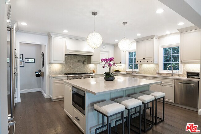 Building Photo - 9145 Sawyer St