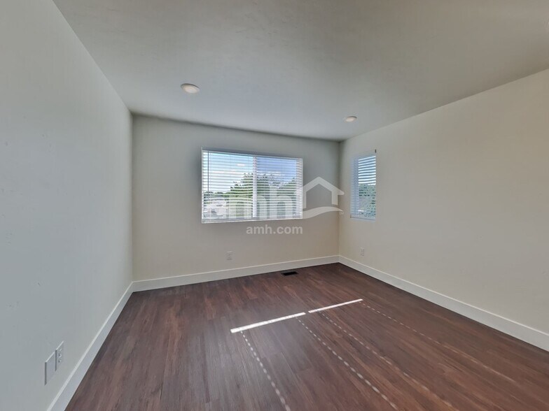 Building Photo - 971 N Nichole Ave