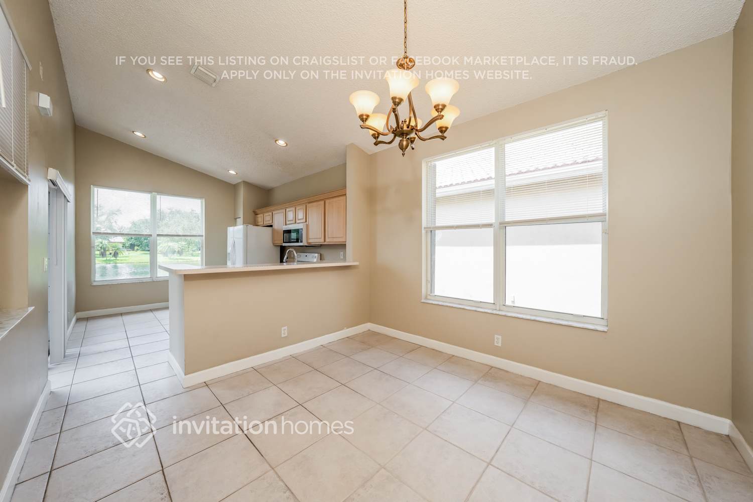 Building Photo - 9496 Lago Dr
