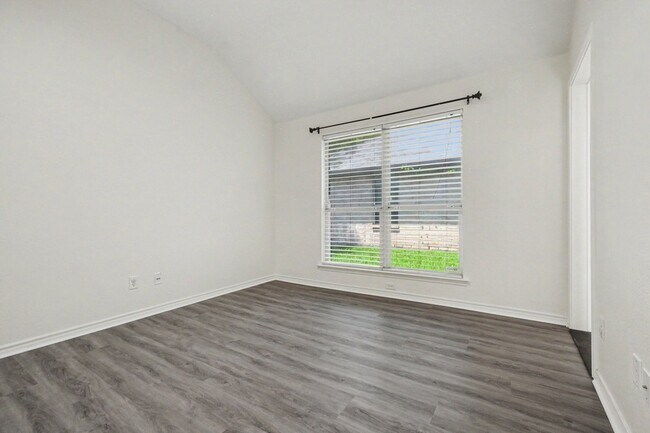 Building Photo - 1707 Briarhollow Dr