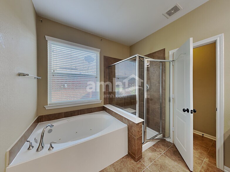 Building Photo - 6815 Hunters Way Ln