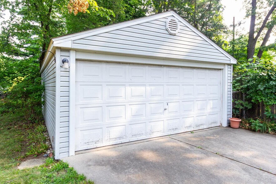 Building Photo - 1016 Lawndale Dr