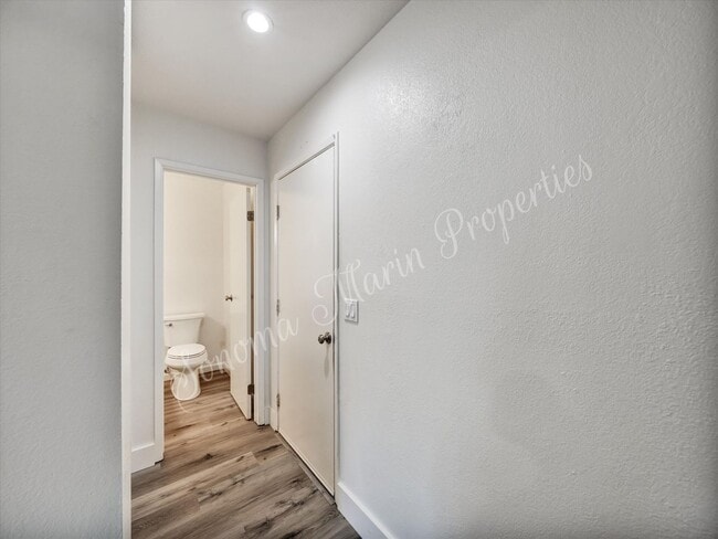 Building Photo - 2 Bedroom 1.5 Bath 2 Car Garage Includes W...