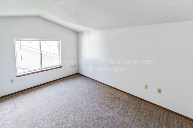 Building Photo - 1605 E 33rd Ave