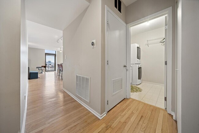 Building Photo - 811 S Lytle St