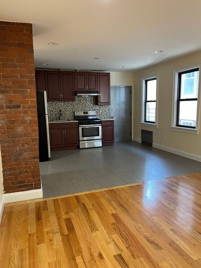 Building Photo - Newly Remodeled Large 3 Bedroom in Quiet 3 Family Home