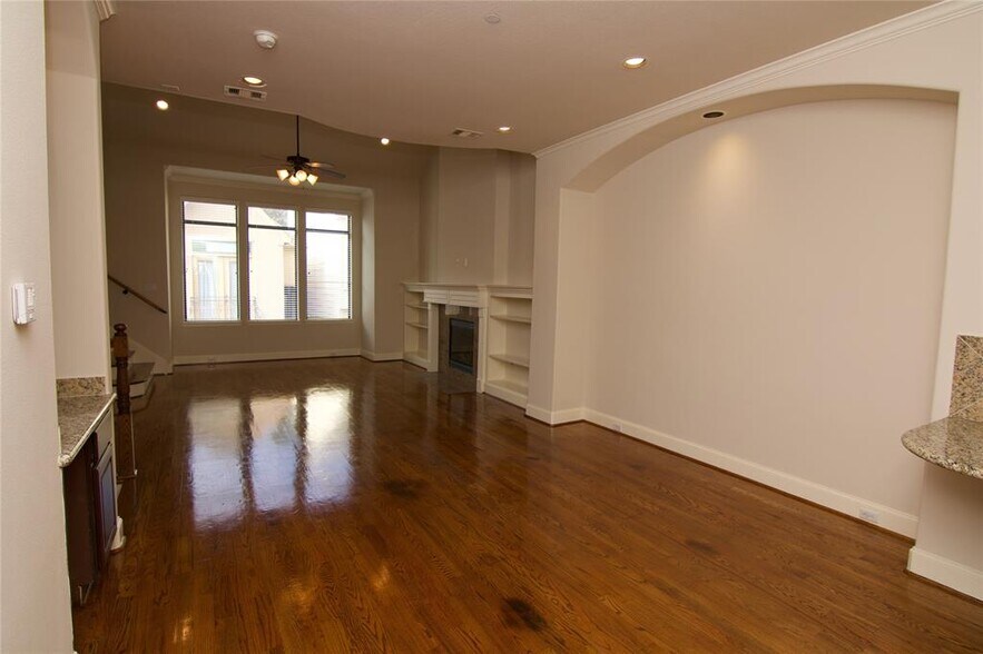 Building Photo - 6353 Richmond Ave