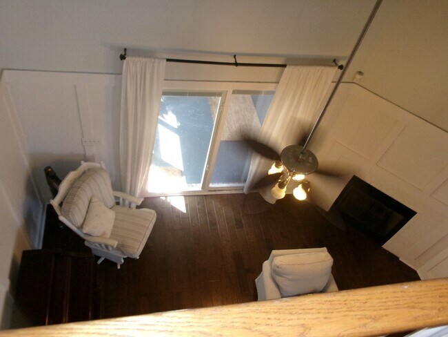 Building Photo - Walk to the Ocean from this 3 bedroom, 2.5...