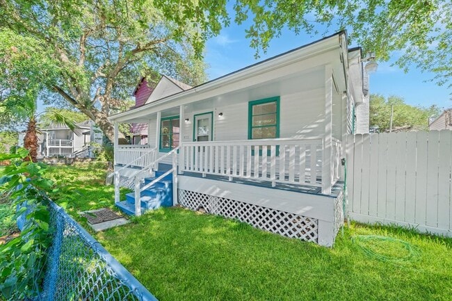 Building Photo - 2823 Bernardo De Galvez Ave