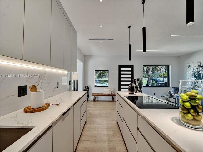 Building Photo - 2066 NE 174th St