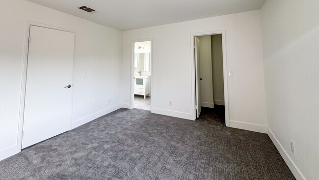 Building Photo - 3-Bed, 2.5-Bath Summerlin Home with Modern...