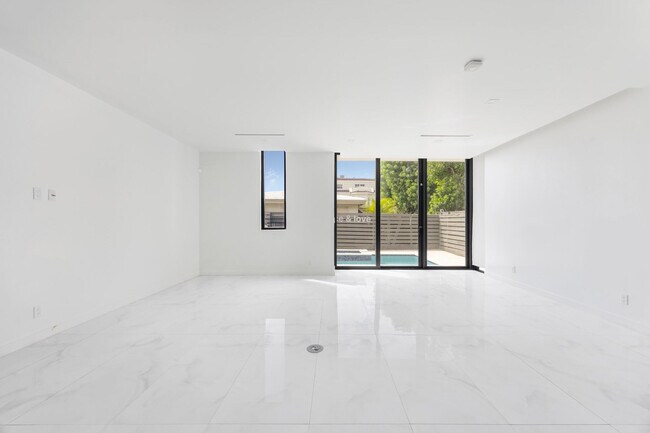 Building Photo - 2516 NE 21st St