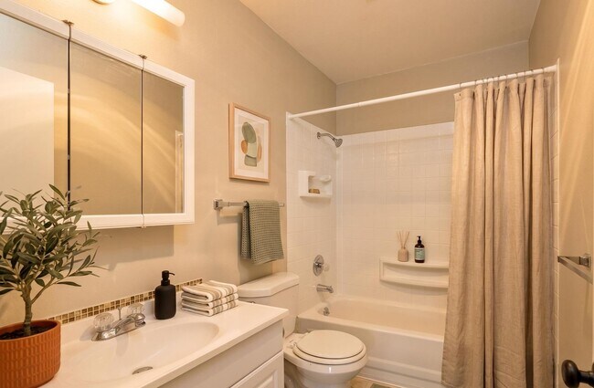Building Photo - North Beacon Hill 1 Bedroom Apartment for Rent | Beacon Hill Light Rail Access, Balcony, Hardwood...