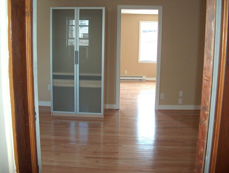 Building Photo - 515 S Madeira St