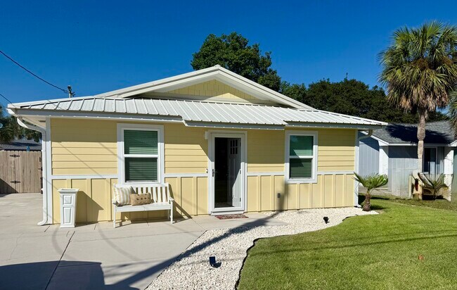 Building Photo - 517 Palm Ave