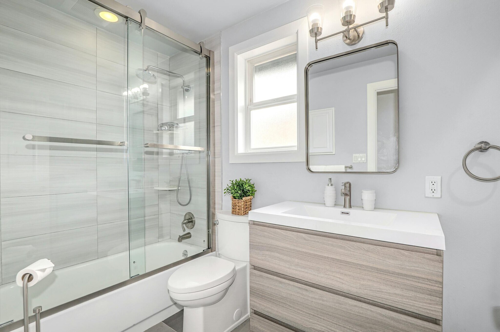 Building Photo - 2111 6th Ave W