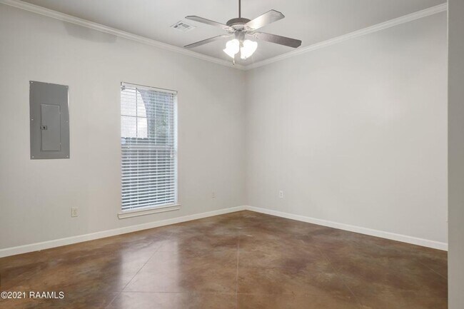 Building Photo - 124 Deraney Ln