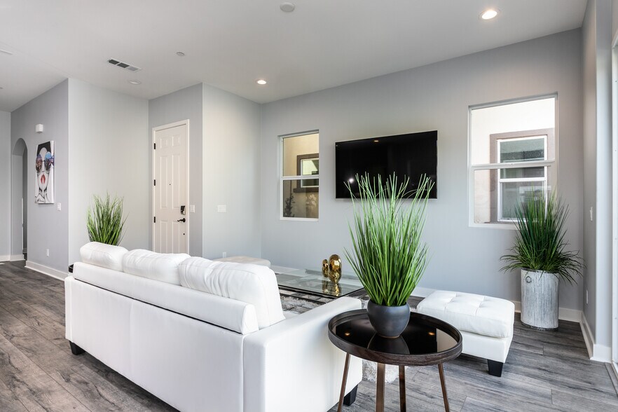 Building Photo - 577 Daniel Freeman Cir