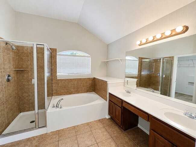 Building Photo - Spacious 4-bedroom, 3-bath home offering approximately 2,840 square feet in the gated Lakeside at...