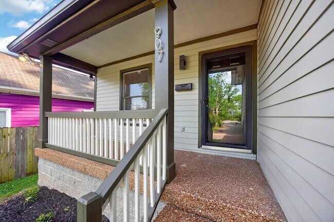 Building Photo - 907 11th Ave N