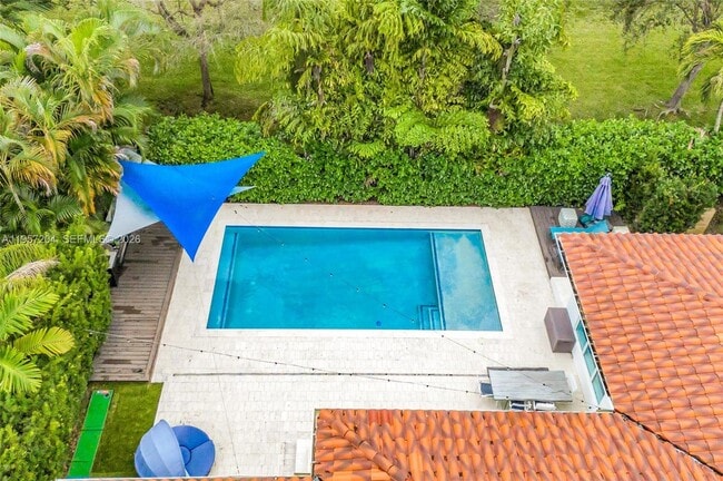 Building Photo - 1080 NE 104th St