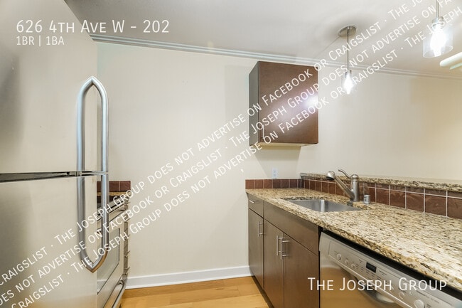 Building Photo - 626 4th Ave W