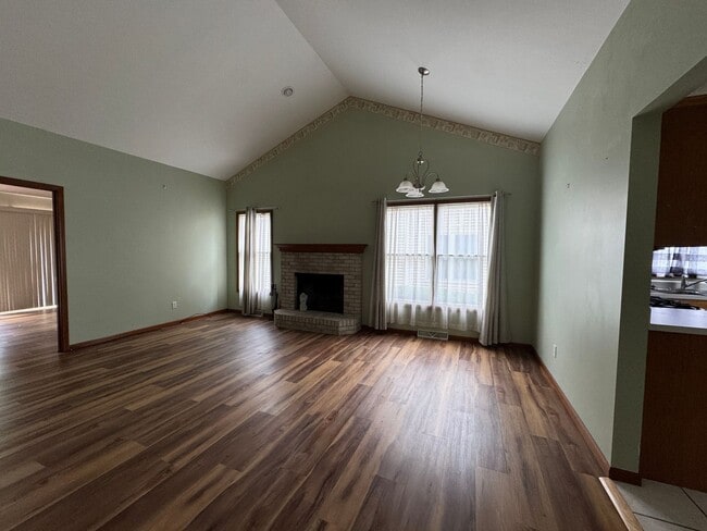 Building Photo - Beautiful, Well Maintained Condo!